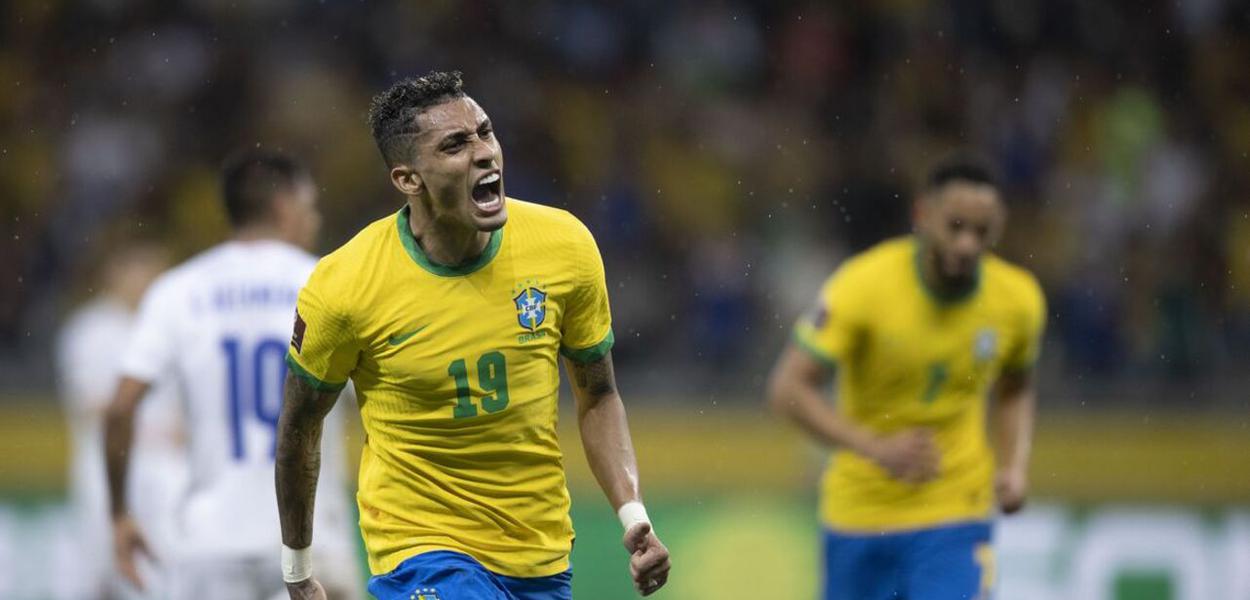 Rafinha comemora gol em jogo contra o Paraguai no Mineirão