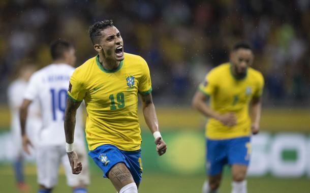 Rafinha comemora gol em jogo contra o Paraguai no Mineirão