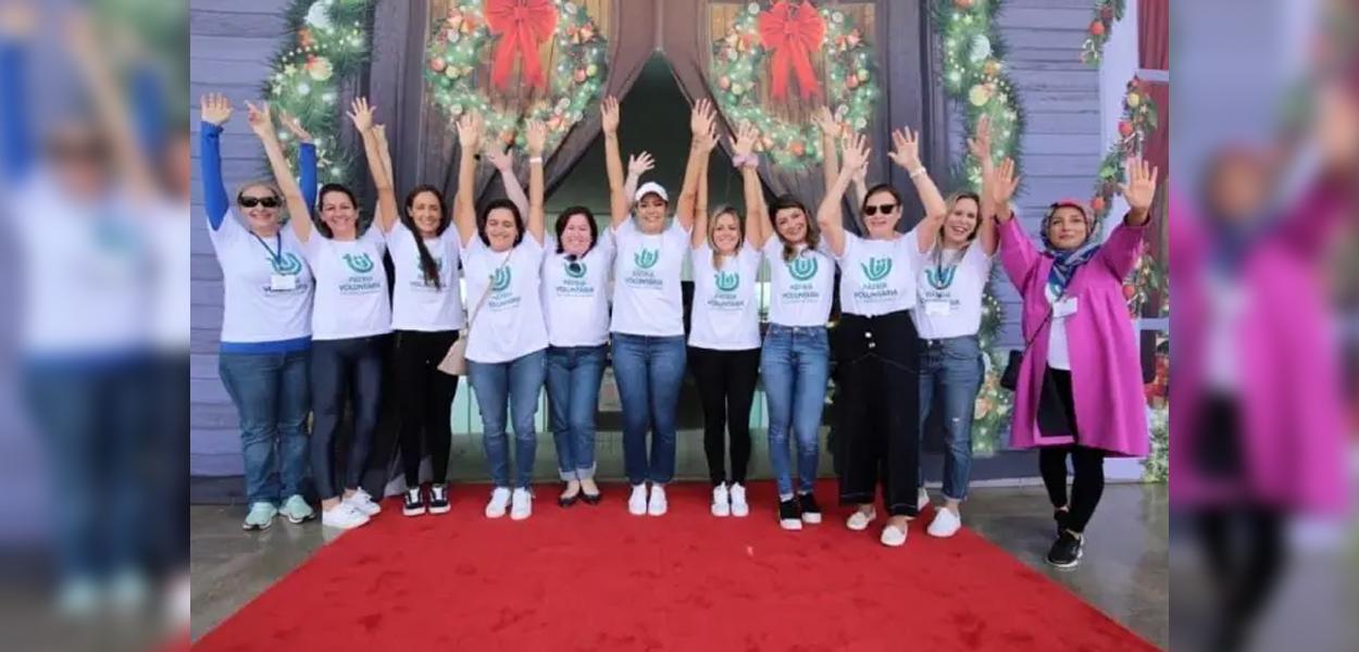 Fabiana Tronenko (esquerda) posa com Michelle Bolsonaro