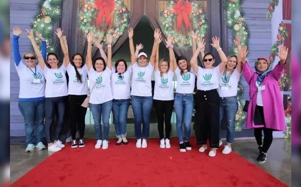 Fabiana Tronenko (esquerda) posa com Michelle Bolsonaro