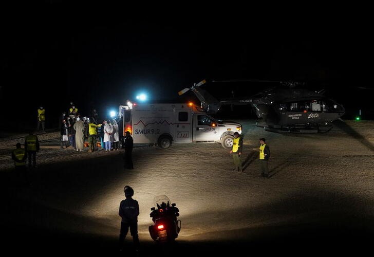 Médicos recolhem o corpo do menino Rayan Awram, no Marrocos, que morreu antes de ser resgatado de um poço onde ficou preso por 5 dias