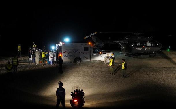 Médicos recolhem o corpo do menino Rayan Awram, no Marrocos, que morreu antes de ser resgatado de um poço onde ficou preso por 5 dias