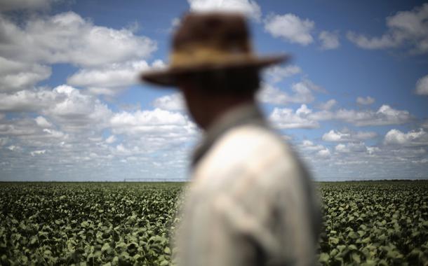 Agricultor em plantação de soja no Brasil