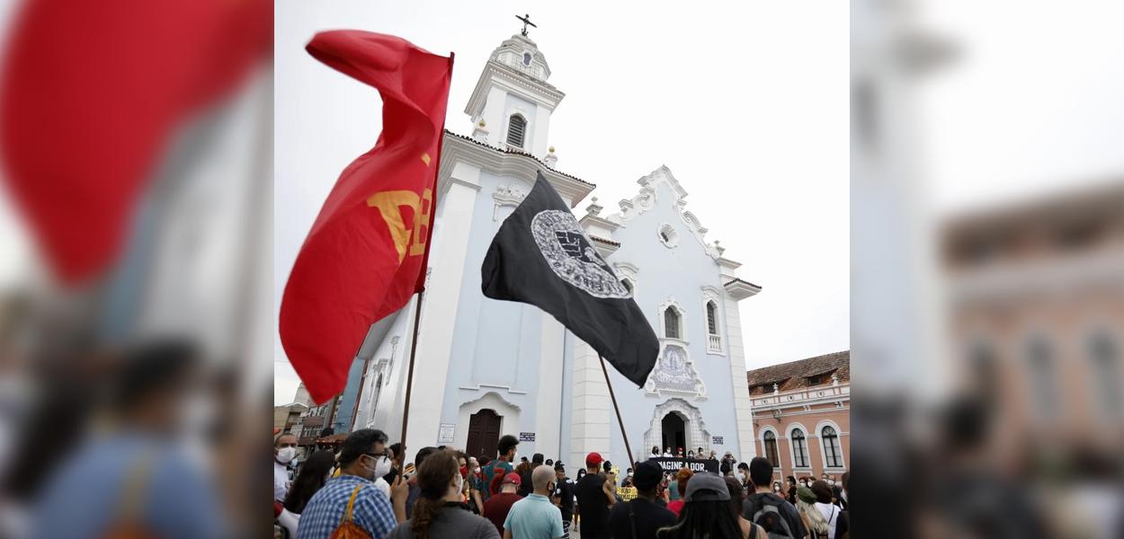 Protesto aos arredores de uma igreja em Curitiba (PR)