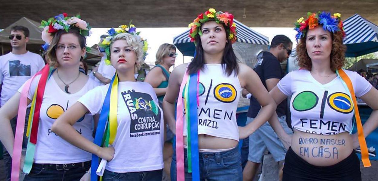 Sara Winter e Carla Zambelli em protesto do grupo Femen em São Paulo