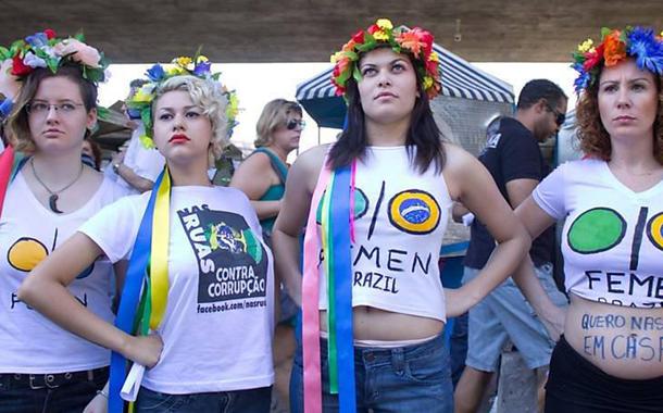 Sara Winter e Carla Zambelli em protesto do grupo Femen em São Paulo