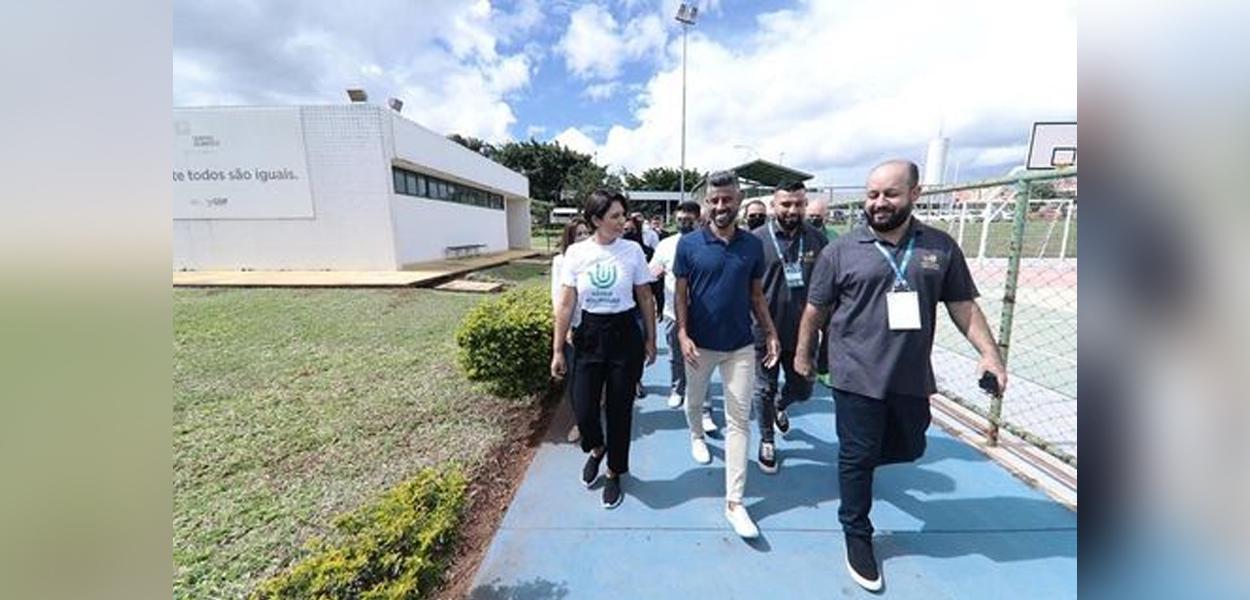 Michelle Bolsonaro visita ONG de ex-jogador