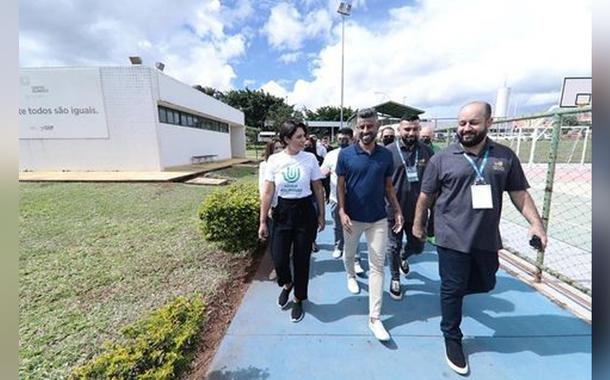 Michelle Bolsonaro visita ONG de ex-jogador