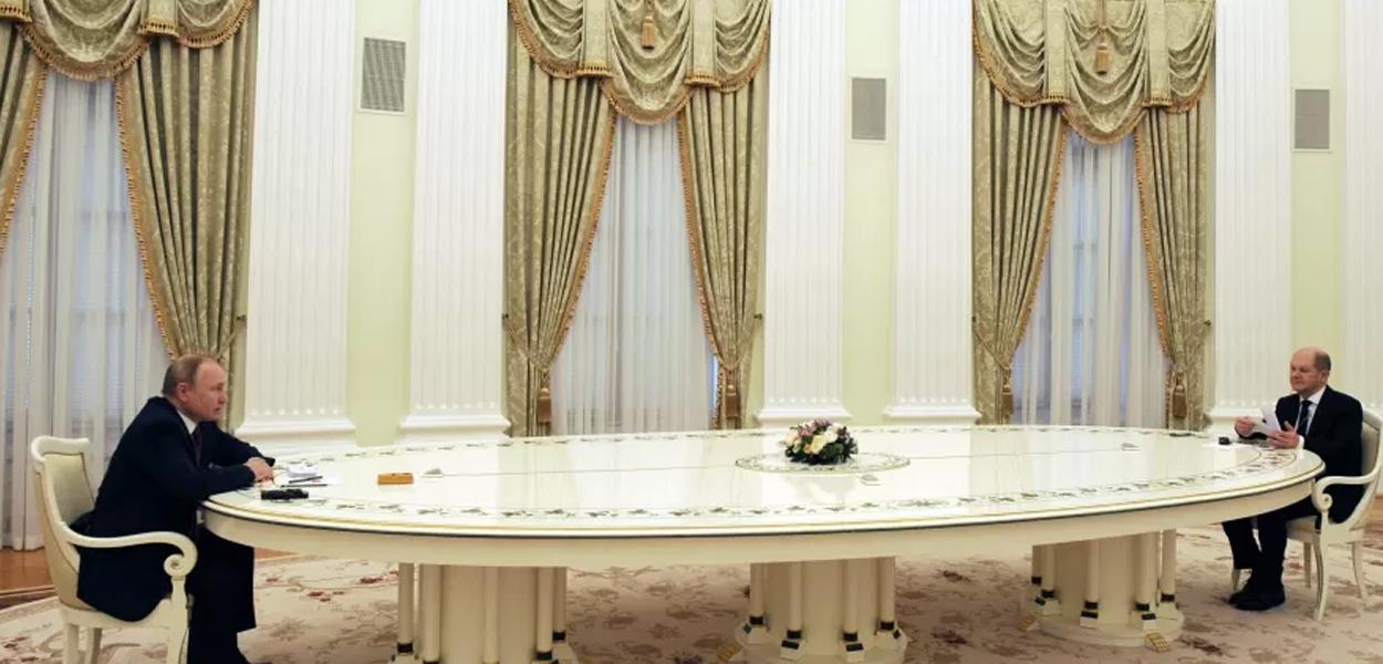 O presidente russo Vladimir Putin e o chanceler alemão Olaf Scholz se reúnem para debater a crise na Ucrânia