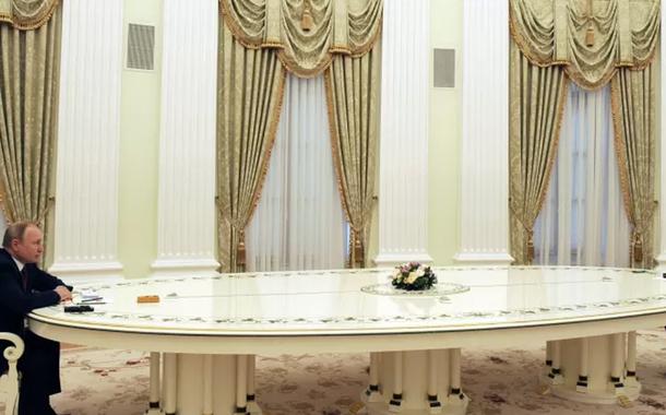 O presidente russo Vladimir Putin e o chanceler alemão Olaf Scholz se reúnem para debater a crise na Ucrânia