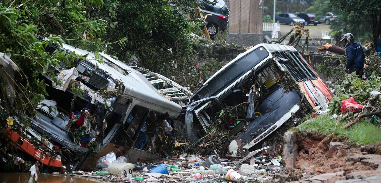 Ônibus destruídos após temporal em Petrópolis 16/02/2022