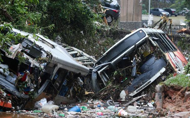 Ônibus destruídos após temporal em Petrópolis 16/02/2022