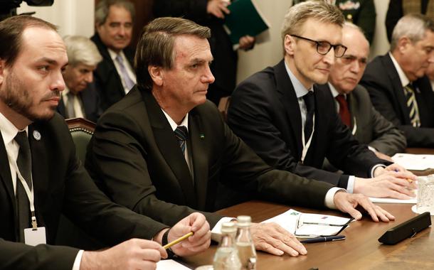 Vereador Carlos Bolsonaro ao lado do pai, Jair Bolsonaro, em Moscou, na Rússia