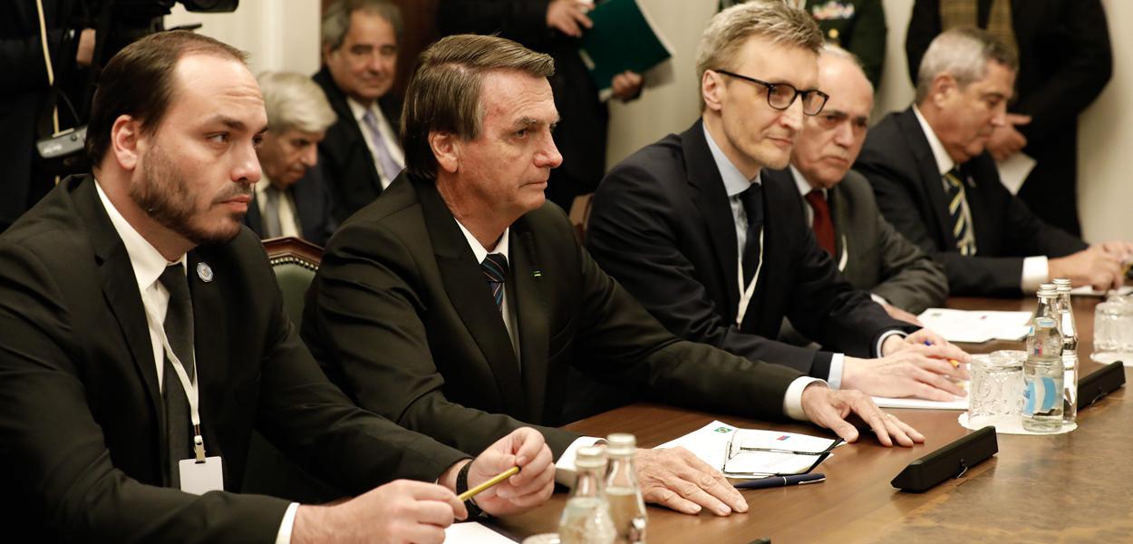 Vereador Carlos Bolsonaro ao lado do pai, Jair Bolsonaro, em Moscou, na Rússia