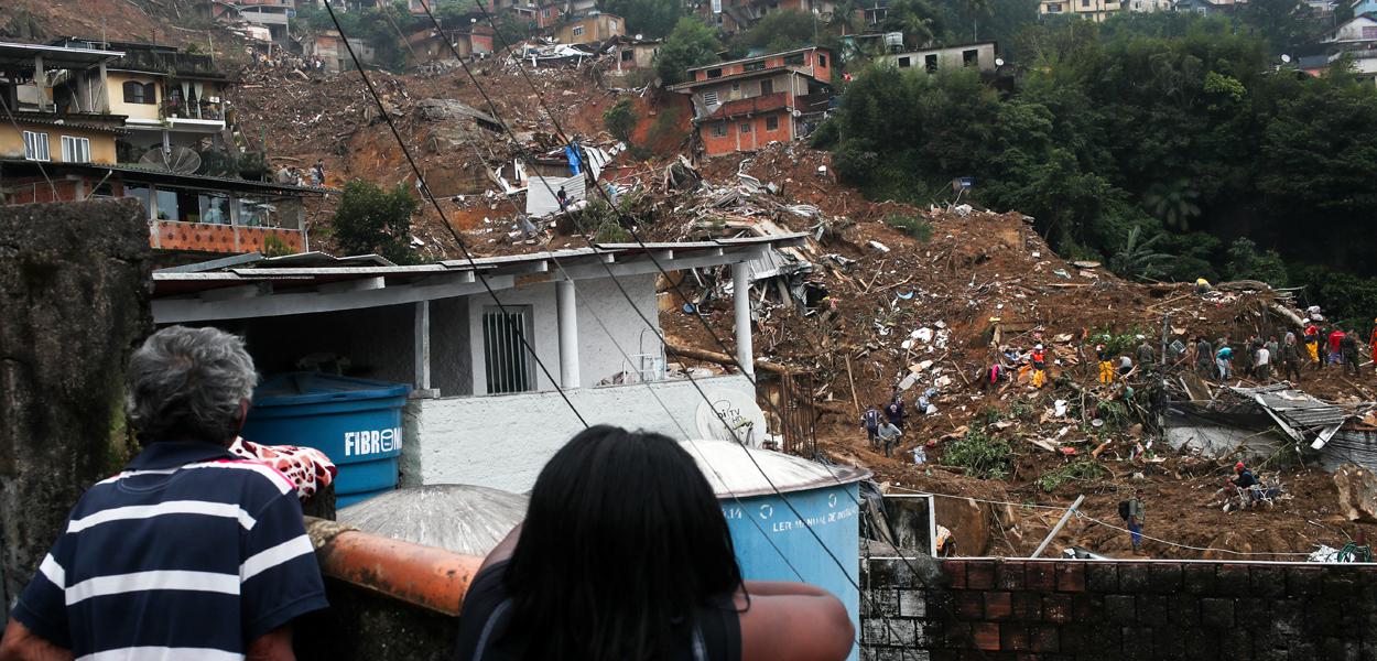 Pessoas trabalham em local de deslizamento de terra em Petrópolis 16/02/2022