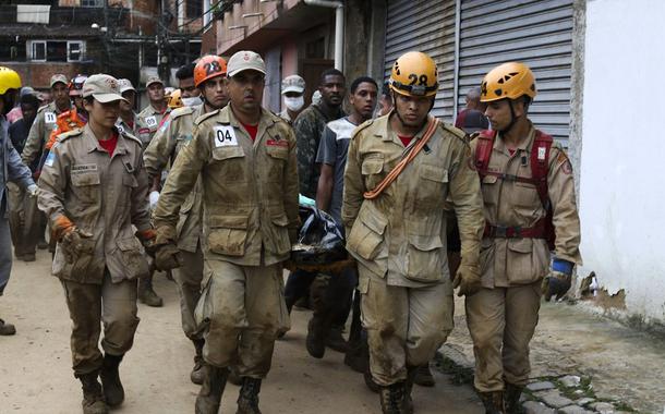 Bombeiros trabalham em Petrópolis após chuvas