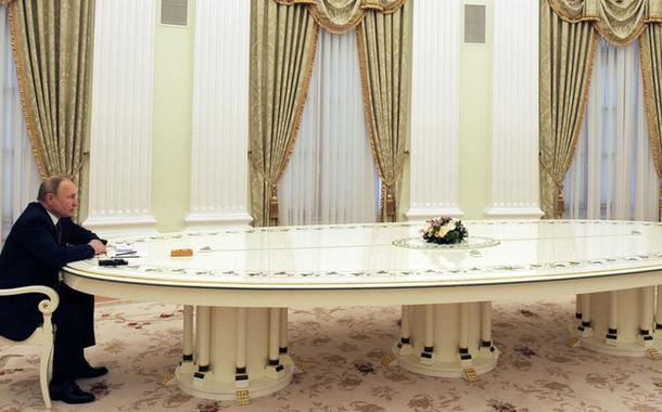Vladimir Putin e Olaf Scholz, chanceler alemão, em 'mesa gigante' de reunião em Moscou