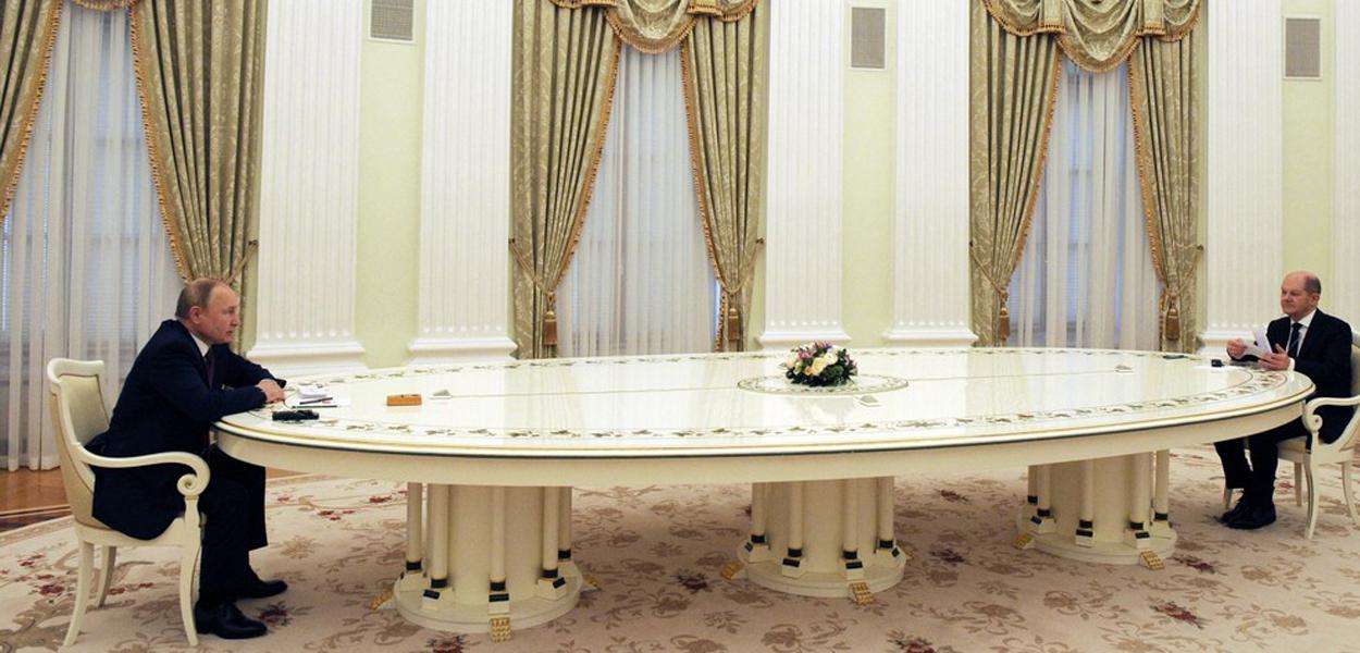 Vladimir Putin e Olaf Scholz, chanceler alemão, em 'mesa gigante' de reunião em Moscou