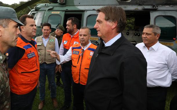 Bolsonaro visita Petrópolis, atingida pelas chuvas