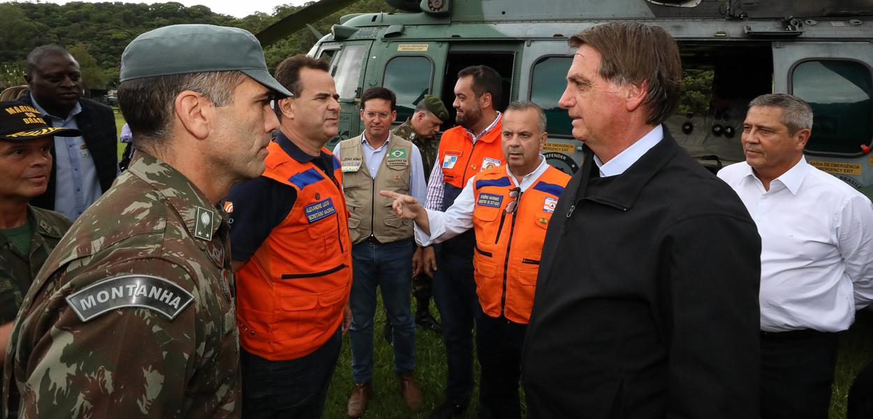 Bolsonaro visita Petrópolis, atingida pelas chuvas