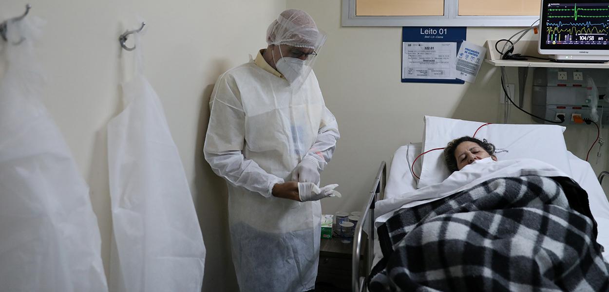 Paciente com Covid-19 no hospital Ronaldo Gazolla, no Rio de Janeiro (RJ)