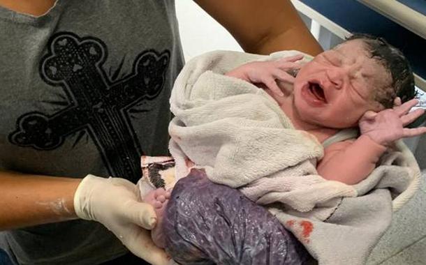 A enfermeira Tatiane Jardim Costa com a pequena Ana Alice