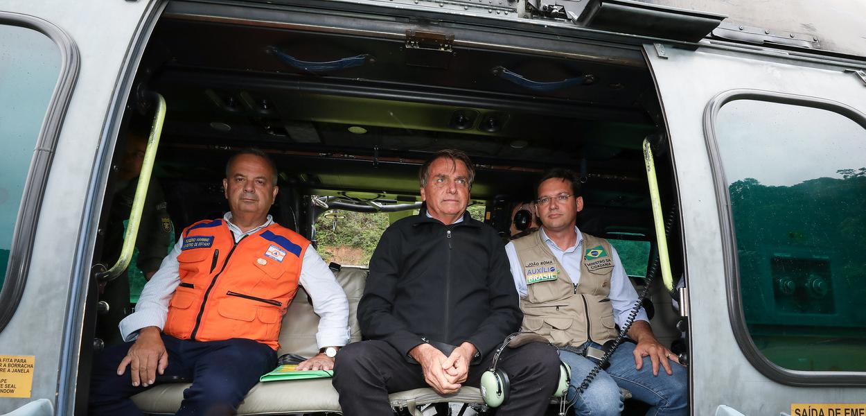 Bolsonaro durante sobrevoo em Petrópolis (RJ)