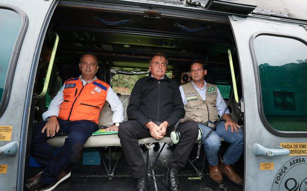 Bolsonaro durante sobrevoo em Petrópolis (RJ)