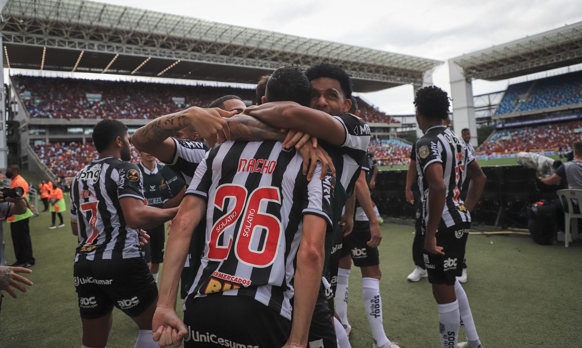 Atlético-MG vence Flamengo e fatura Supercopa