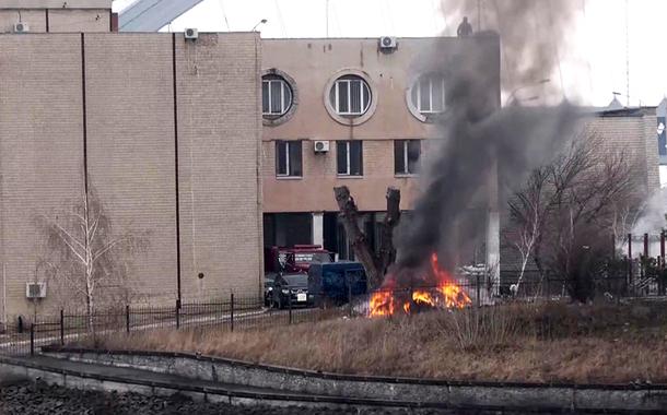 Fumaça sai da região que abriga o Ministério da Defesa da Ucrânia em Kiev 24/02/2022