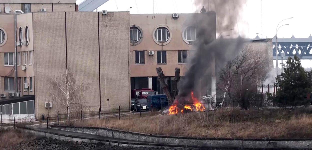 Fumaça sai da região que abriga o Ministério da Defesa da Ucrânia em Kiev 24/02/2022