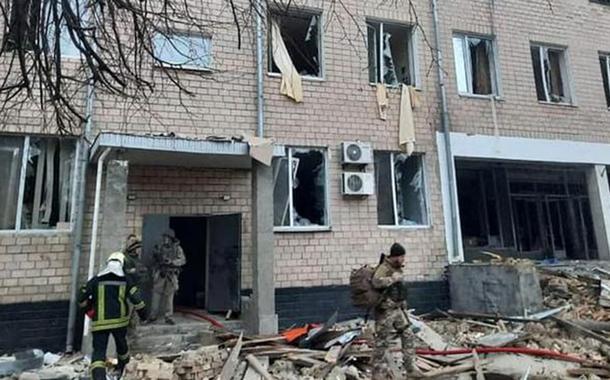 Base militar bombardeada em Brovary, Ucrânia