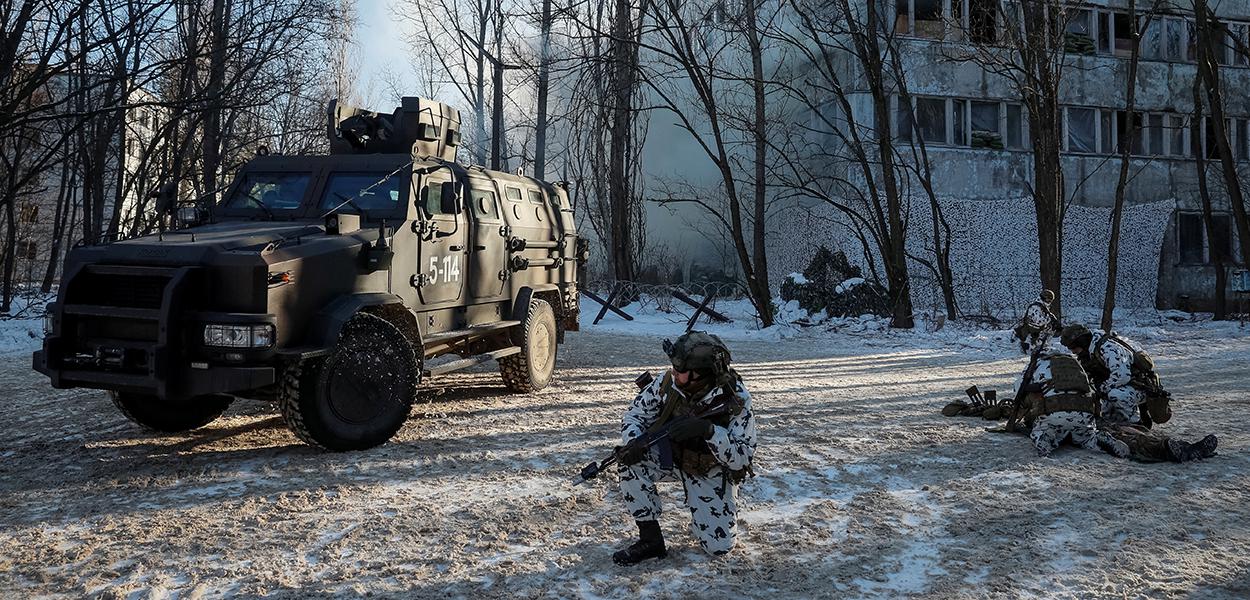 Forças Armadas da Ucrânia durante exercício em cidade abandonada de Prupyat, perto da antiga usina nuclear de Chernobyl 04/02/2022