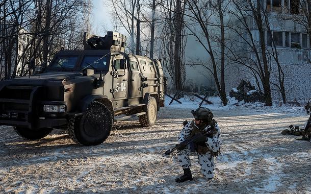 Forças Armadas da Ucrânia durante exercício em cidade abandonada de Prupyat, perto da antiga usina nuclear de Chernobyl 04/02/2022