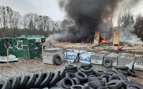 Posto do Serviço de Guarda de Fronteira do Estado ucraniano danificado por bombardeios na região de Kiev