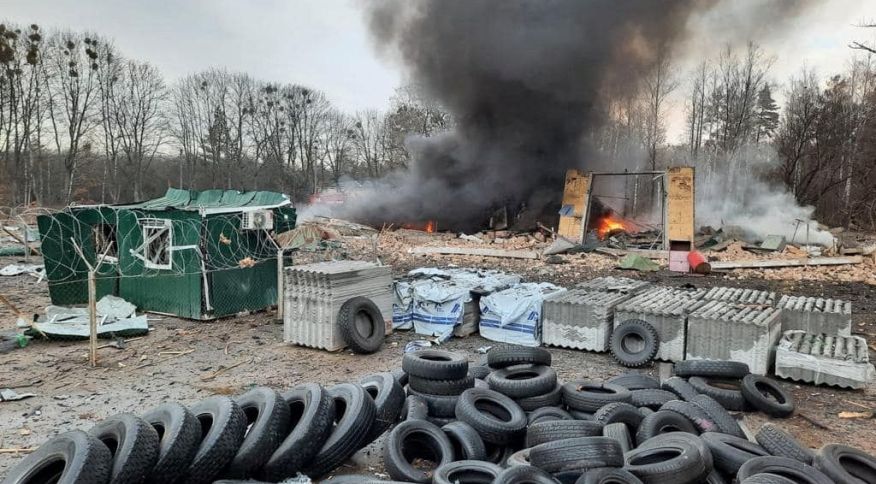 Posto do Serviço de Guarda de Fronteira do Estado ucraniano danificado por bombardeios na região de Kiev