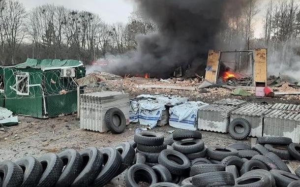 Posto do Serviço de Guarda de Fronteira do Estado ucraniano danificado por bombardeios na região de Kiev