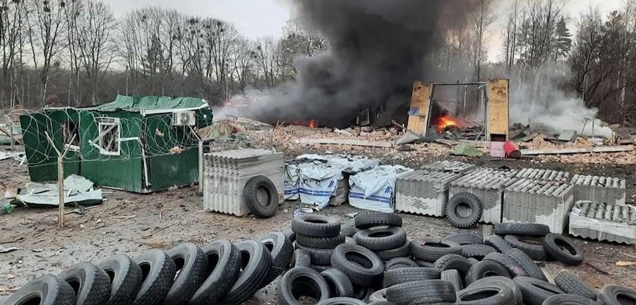 Posto do Serviço de Guarda de Fronteira do Estado ucraniano danificado por bombardeios na região de Kiev