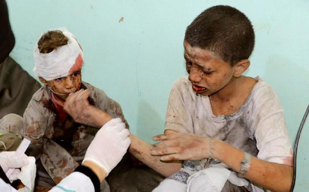 Médico trata crianças feridas depois de bombardeio saudita à cidade iemenita de Sa'ada