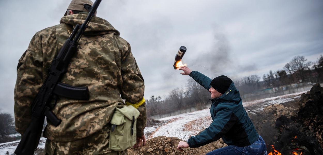 Civis treinam lançamento de coquetéis molotov em Zhytomyr, na Ucrânia01/03/2022