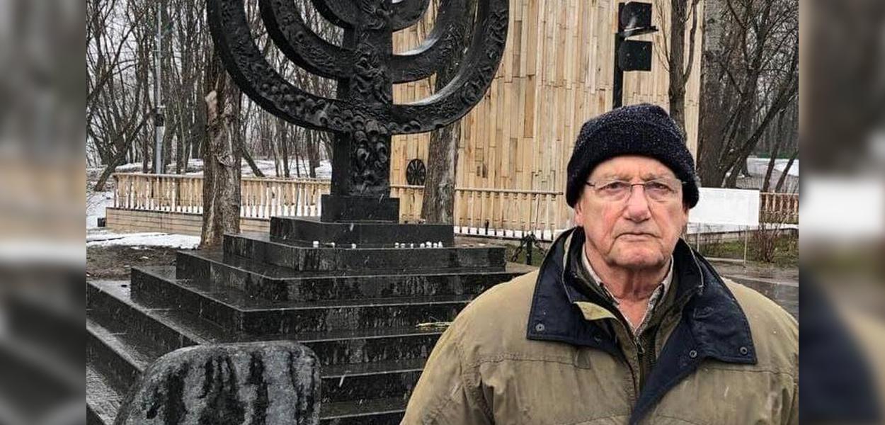 O repórter Ron Ben Yishai, do jornal israelense Yediot Ahronot, no monumento , Babi Yar, em Kiev
