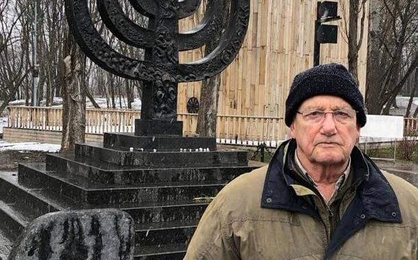O repórter Ron Ben Yishai, do jornal israelense Yediot Ahronot, no monumento , Babi Yar, em Kiev
