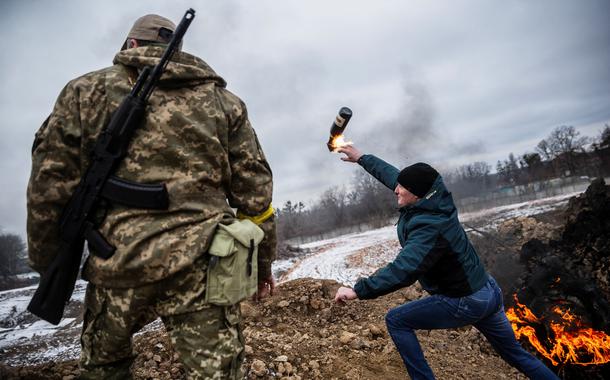 Civis treinam lançamento de coquetéis molotov em Zhytomyr, na Ucrânia01/03/2022