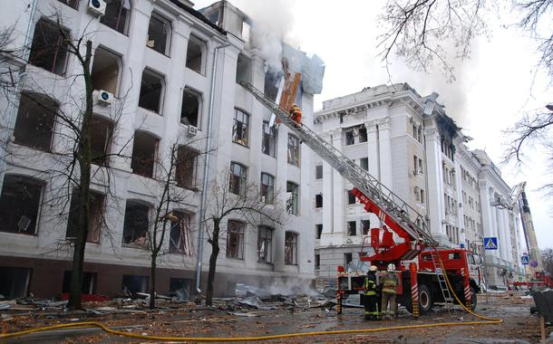 Bombeiros trabalham para extinguir incêndio em prédio da Universidade Nacional de Kharkiv