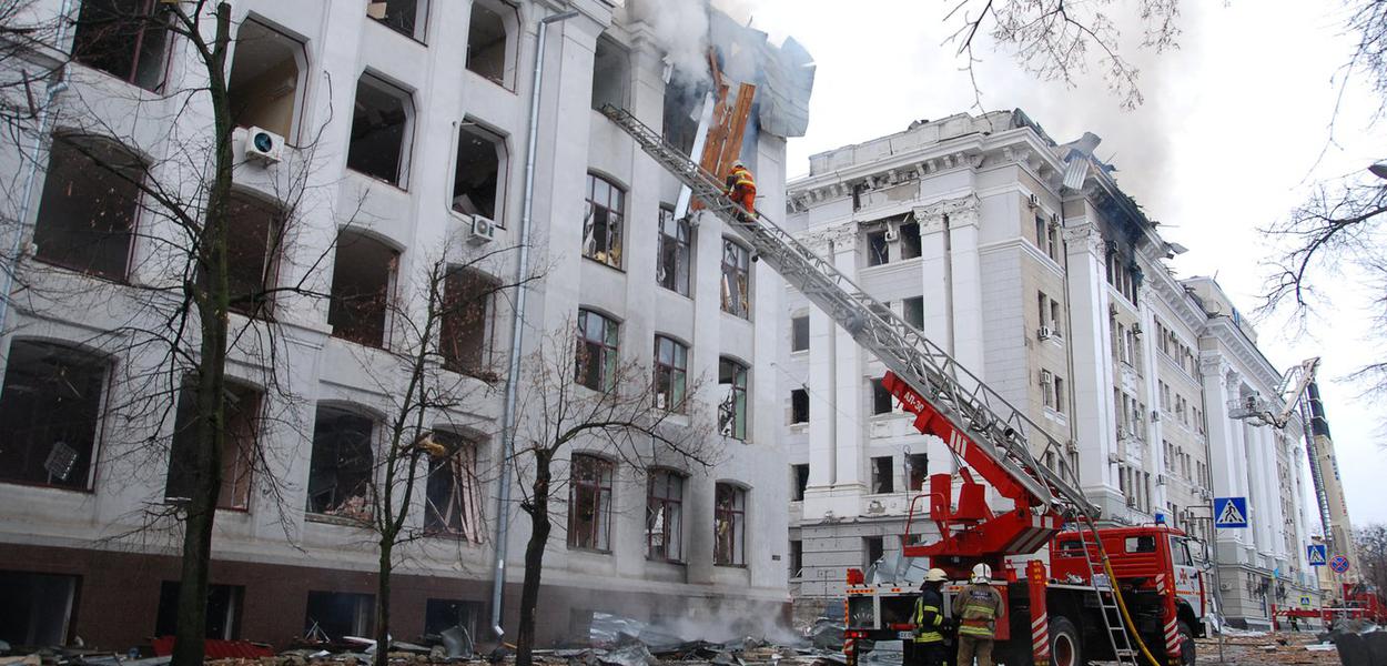 Bombeiros trabalham para extinguir incêndio em prédio da Universidade Nacional de Kharkiv