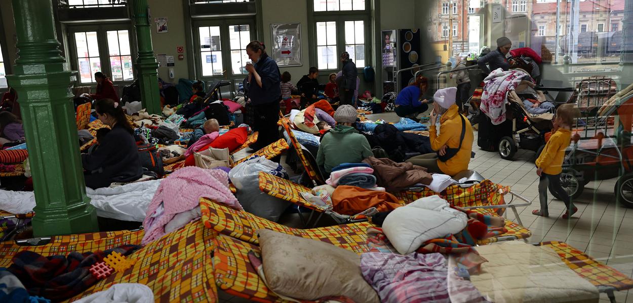 Refugiados na cidade polonesa de Przemysl, na fronteira com a Ucrânia