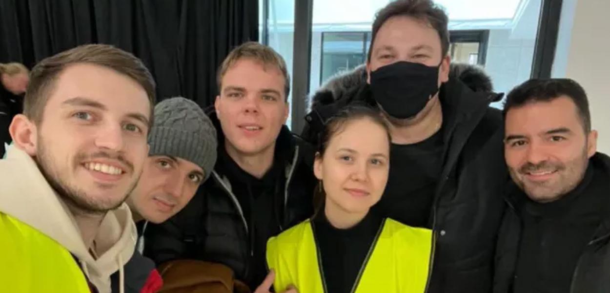 Renan Santos e Mamãe Falei em um centro de doações na Eslováquia, antes de cruzarem a fronteira (Foto: Reprodução/Twitter)