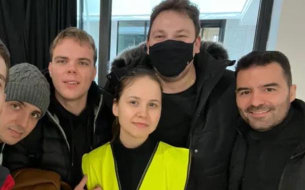 Renan Santos e Mamãe Falei em um centro de doações na Eslováquia, antes de cruzarem a fronteira (Foto: Reprodução/Twitter)