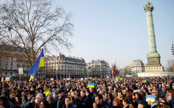 Milhares de pessoas participaram a manifestação em Paris neste sábado, 5 de março de 2022, contra a guerra na Ucrânia e em solidariedade ao povo ucraniano