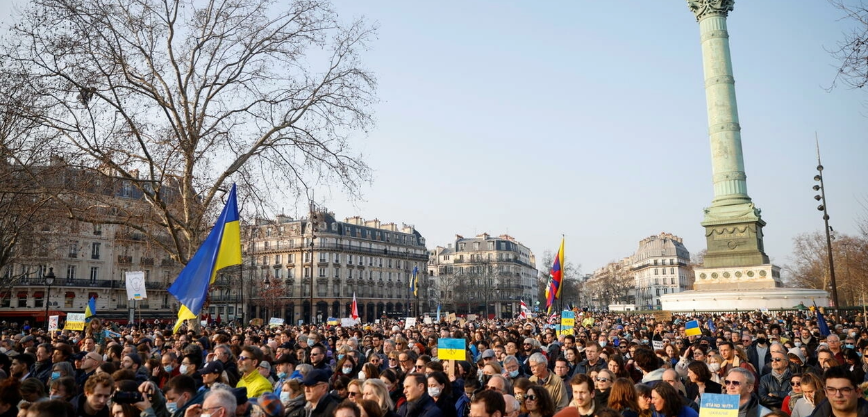 Milhares de pessoas participaram a manifestação em Paris neste sábado, 5 de março de 2022, contra a guerra na Ucrânia e em solidariedade ao povo ucraniano